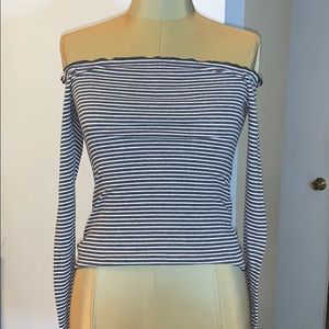 Off the shoulder striped long sleeve !!🖤🤍